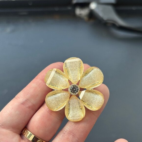 🌼 Mid-Century Yellow Lucite Flower Brooch with Rhinestone Center - Picture 1 of 5